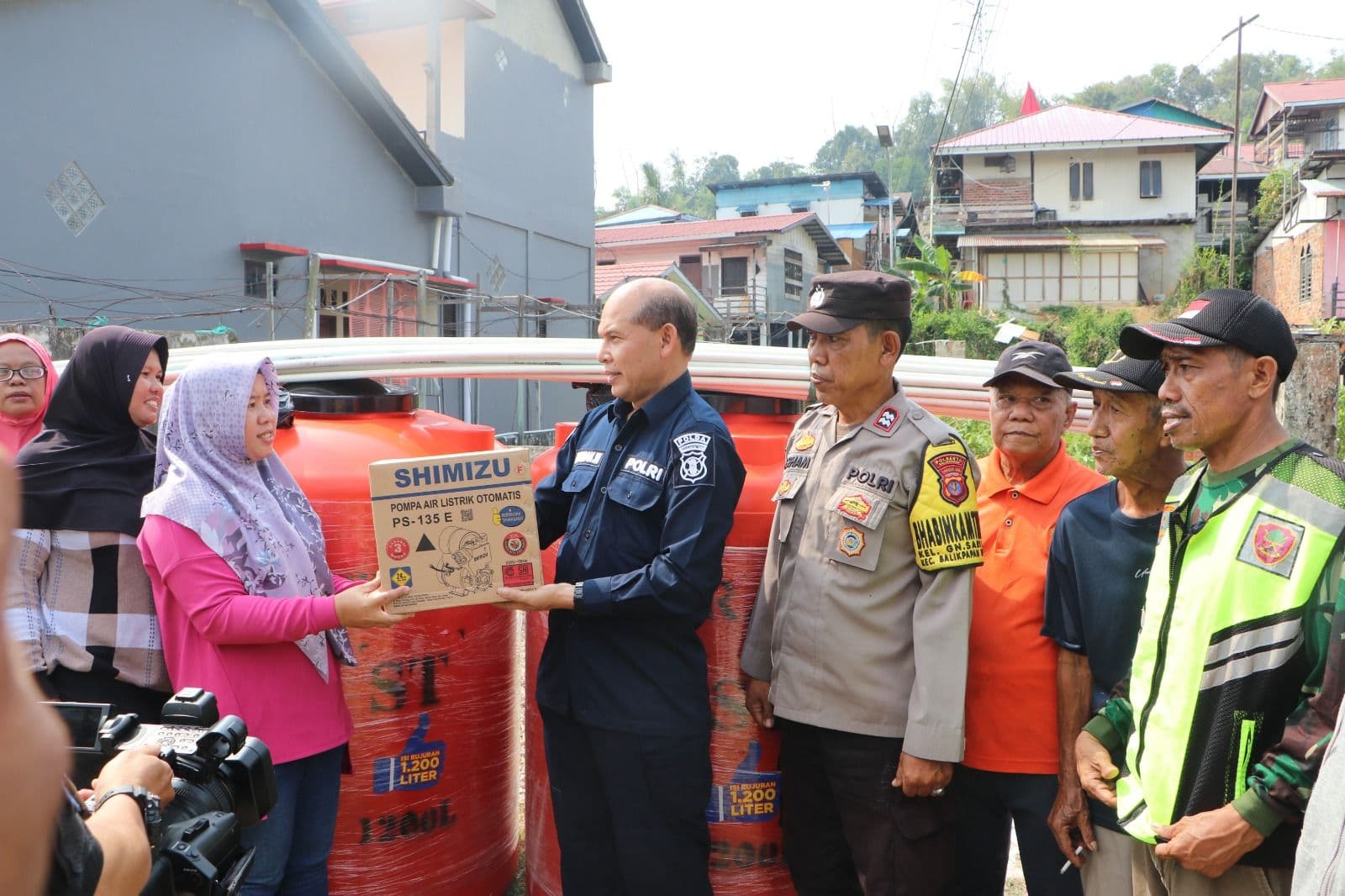 Krisis Air, Polda Kaltim Beri Bantuan Tandon dan Pompa Air untuk Warga Balikpapan