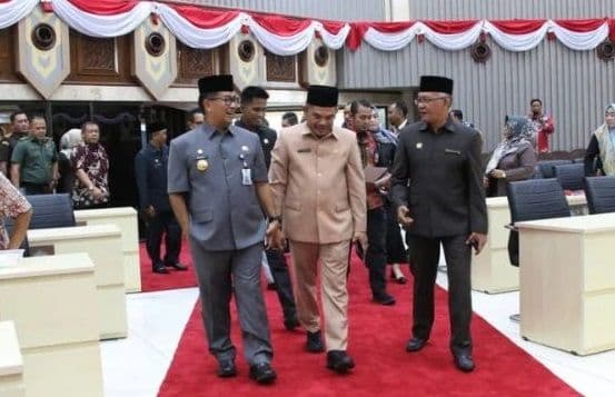 Pj Gubernur Kaltim Akmal Malik bersama Pimpinan DPRD Kaltim menjelang pengesahan Ranperda Perubahan Badan Hukum Perusahaan Daerah. (FOTO: HUDAIS/BIRO ADPIMPROV)