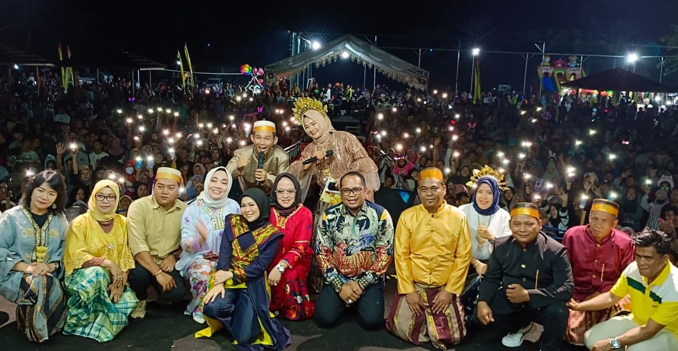 Antusiasme masyarakat mengikuti kegiatan Budaya Bugis Vaganza sungguh luar biasa. Terlihat lokasi kegiatan dipadati para pengunjung sejal 17-19 November 2023, di Teluk Pandan Kabupaten Kutai Timur, pada Minggu malam, 19 November 2023.