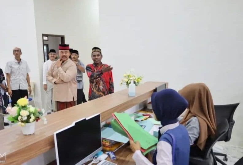 Bupati Kutai Kartanegara (Kukar) Edi Damansyah meresmikan Kantor Desa Bukit Raya Kecamatan Tenggarong pada Minggu (7/4/2024).