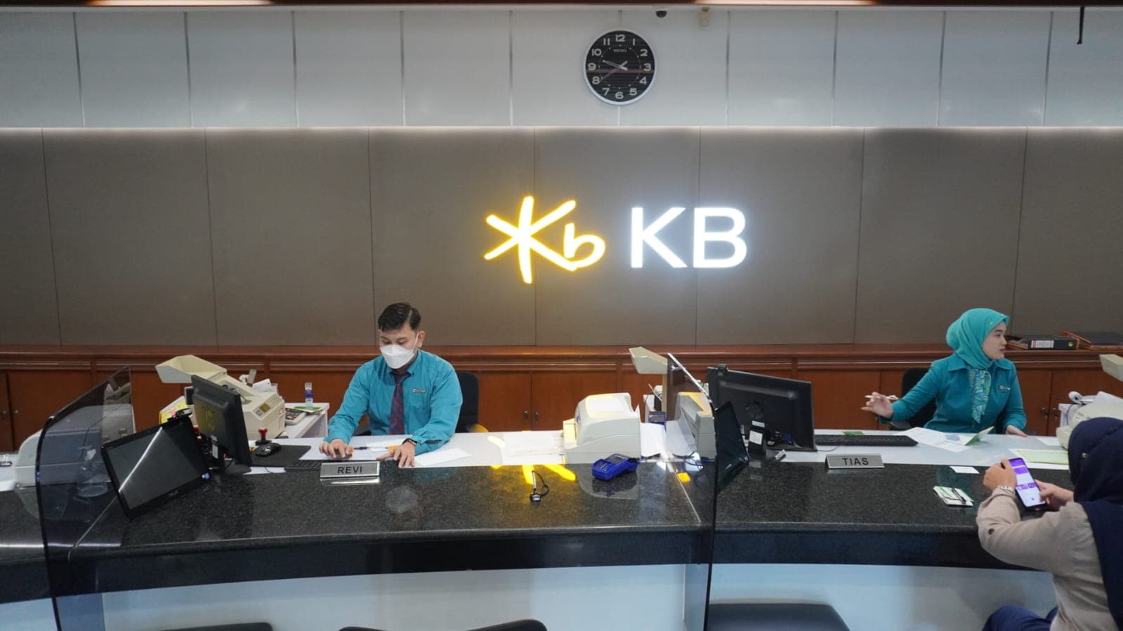 KB Bank Indonesia mengklarifikasi isu PHK 662 karyawan, penutupan 21 KCP, dan pengunduran diri dua direksi.