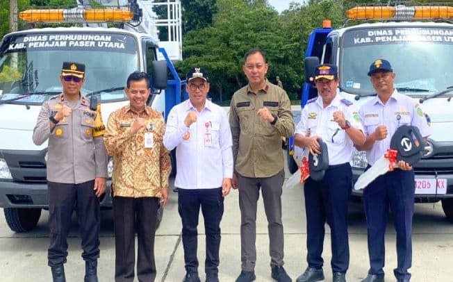 Tingkatkan Pelayanan Transportasi di PPU, Makmur Marbun Serahkan Mobil Derek Baru