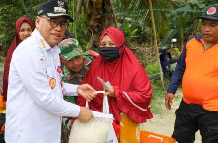 Tinjau Titik banjir, Pj Bupati PPU Serahkan Bantuan ke Warga Terdampak