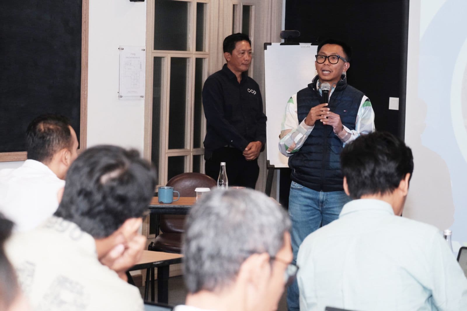 Corporate Secretary PT KPB, Asep Sulaeman buka Upskilling Media Komunikasi Visual di Hotel Moxy Bandung pada 12 September 2024