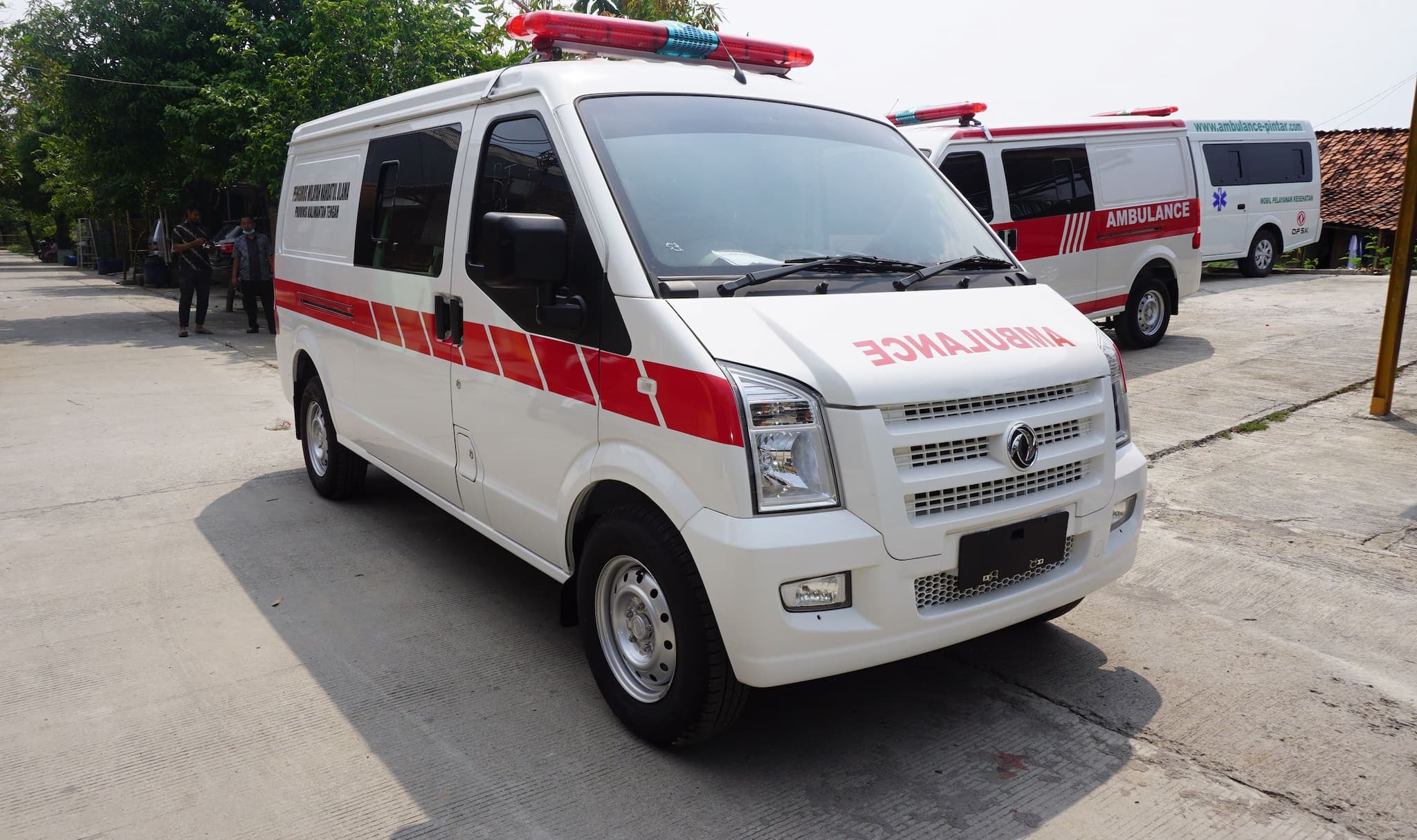 Pemerintah menyerahkan 24 unit kendaraan, terdiri dari 18 mobil jenazah dan 6 ambulans.