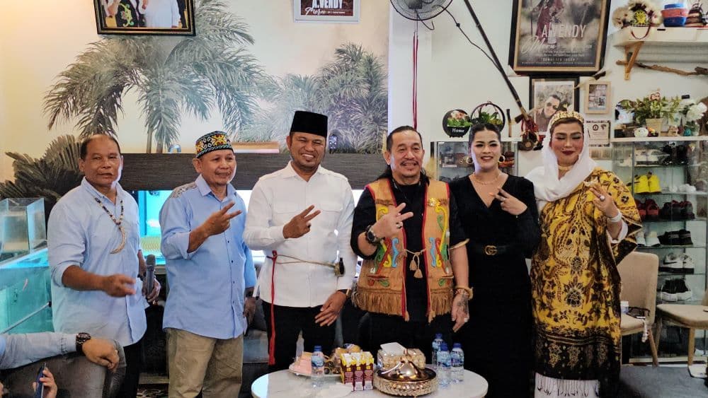 Calon Gubernur Kaltim nomor urut 2, Rudy Mas’ud, menggelar silaturahmi dengan Ketua Umum Laskar Pemuda Adat Dayak Kalimantan (LPADKT), Vendy Meru.