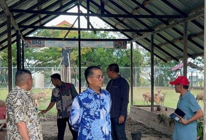 PJ Gubernur Kalimantan Timur Akmal Malik mengunjungi penangkaran rusa Kabupaten Penajam Paser Utara.