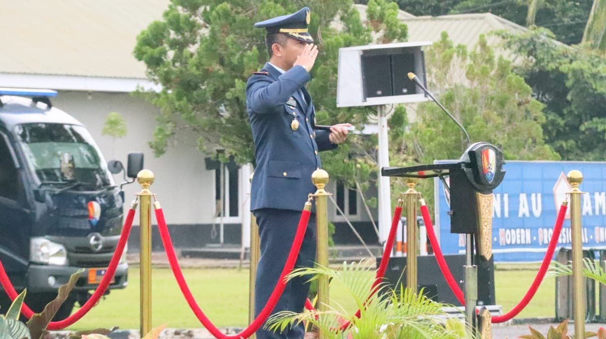 Komandan Lanud Dhomber Balikpapan, Kolonel Penerbang Fata Patria, saat memimpin upacara Peringatan Hari Ulang Tahun (HUT) ke-79 TNI Angkatan Udara di Pangkalan Udara Dhomber, Balikpapan, Rabu (9/4/2025).
