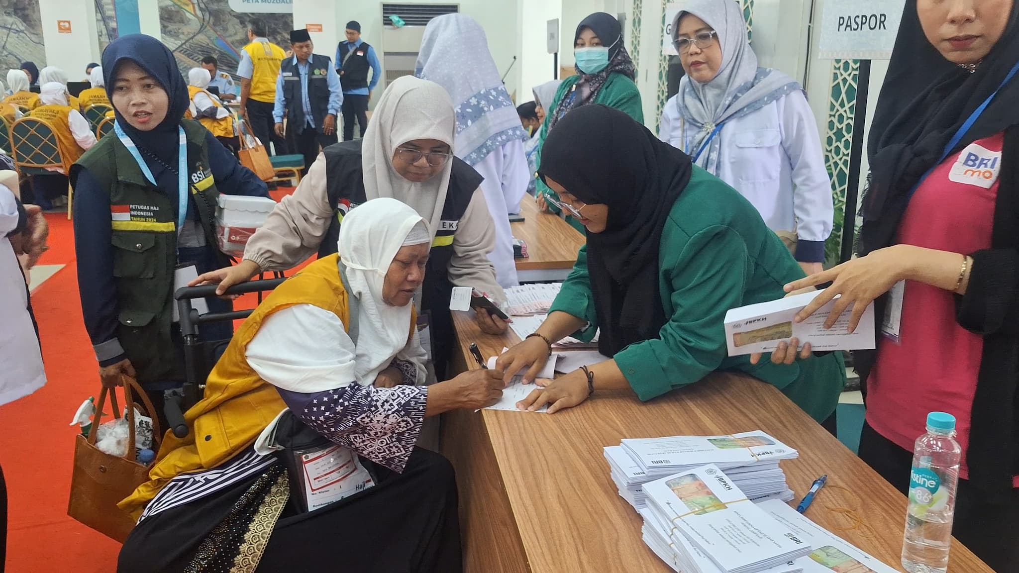 Jamaah Haji Kloter 1 Terima Living Cost 750 Riyal Sebelum Keberangkatan