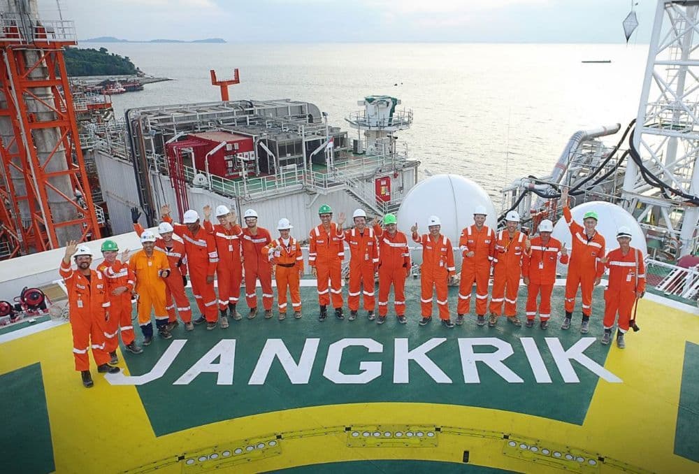 Lapangan gas Jangkrik merupakan kilang aktif berkat Unit Produksi Terapung (FPU) yang menghubungkan 10 sumur bawah laut. Lapangan-lapangan tersebut terletak di dalam blok Muara Bakau, di cekungan lepas pantai Kutei. (Eni Indonesia)