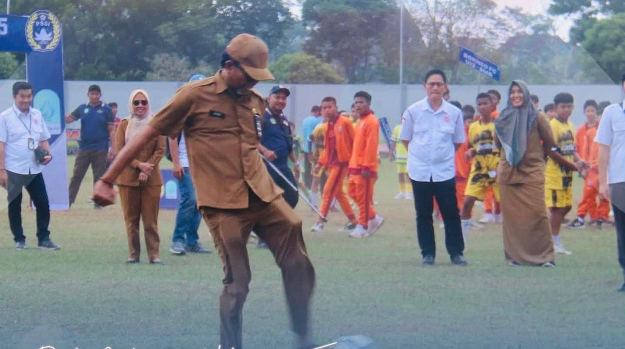 Kepala Dispora Kaltim, Agus Hari Kesuma menendang bola tanda dimulainya kejuaraan.