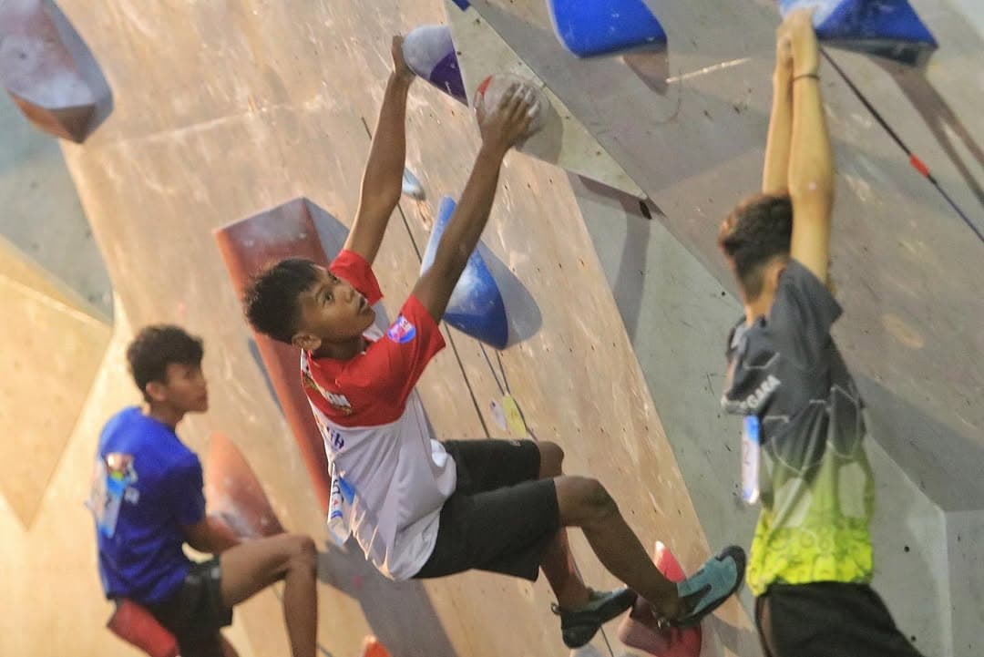 Atlet panjat tebing berlaga dalam kejuaraan daerah di Balikpapan, baru-baru ini.