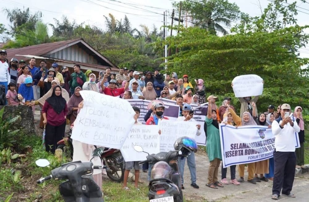 Warga Kampung Sidrap membentangkan harapan mereka saat menyambut kunjungan Gubernur Kaltim, Rudy Mas'ud. (Foto: Adpimprov/ Ahmad Riyandi)