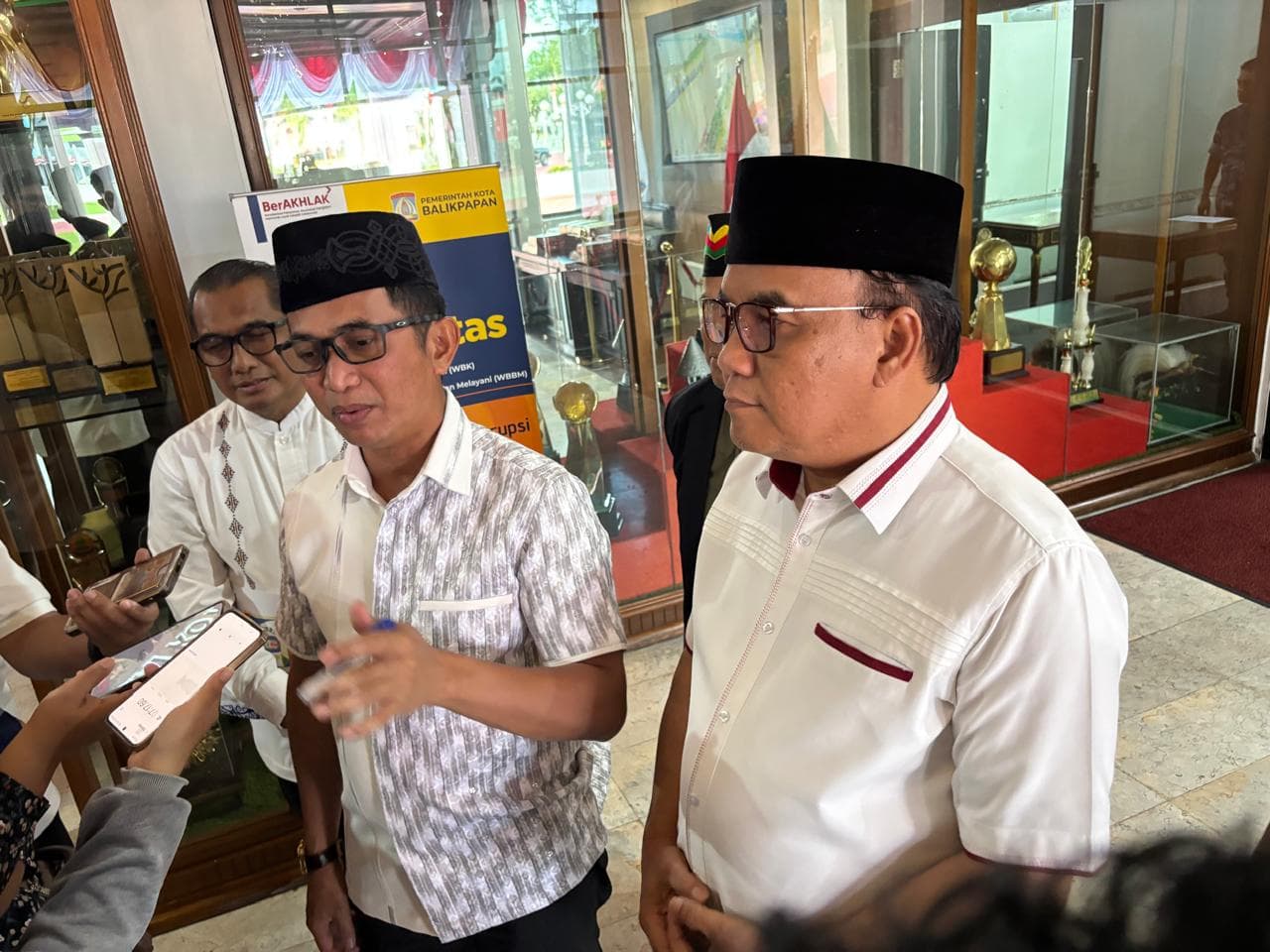 Wali Kota Balikpapan Rahmad Mas'ud (tengah) menjelaskan Pemkot Balikpapan Tunda Penyesuaian Tarif PBB 2025 pada Jumat 22 Agustus 2025