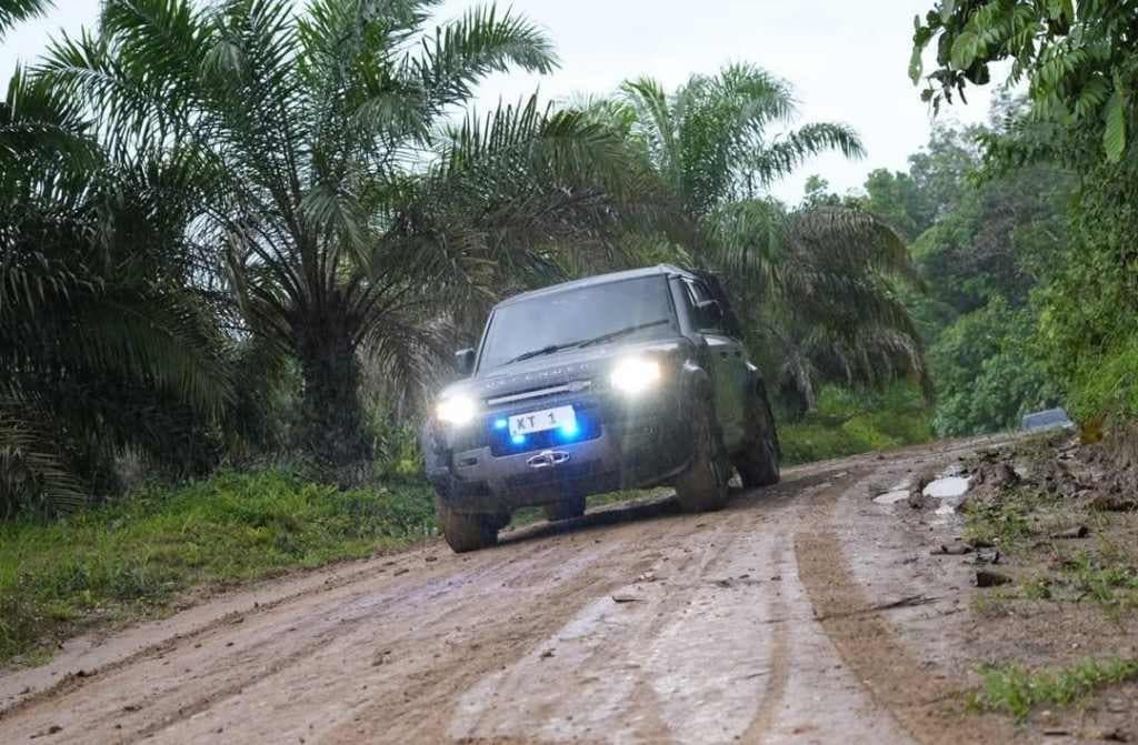 Gubernur Kaltim Rudy Mas'ud dalam perjalanan darat dari Penajam Paser Utara menuju Kutai Barat. (Adpimprov/Ahmad Riyandi)