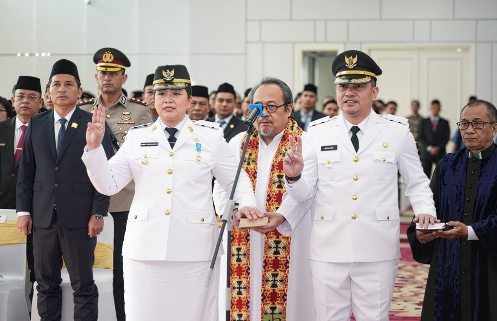 Angela Idang Belawan dan Suhuk dilantik sebagai Bupati dan Wakil Bupati Mahakam Ulu periode 2025–2030. Pelantikan oleh Gubernur Kaltim Rudy Mas'ud berlangsung di Pendopo Lamin Etam, Kompleks Kantor Gubernur Kaltim, Selasa (23/9/2025). (Adpimprov/Adi Susesno)