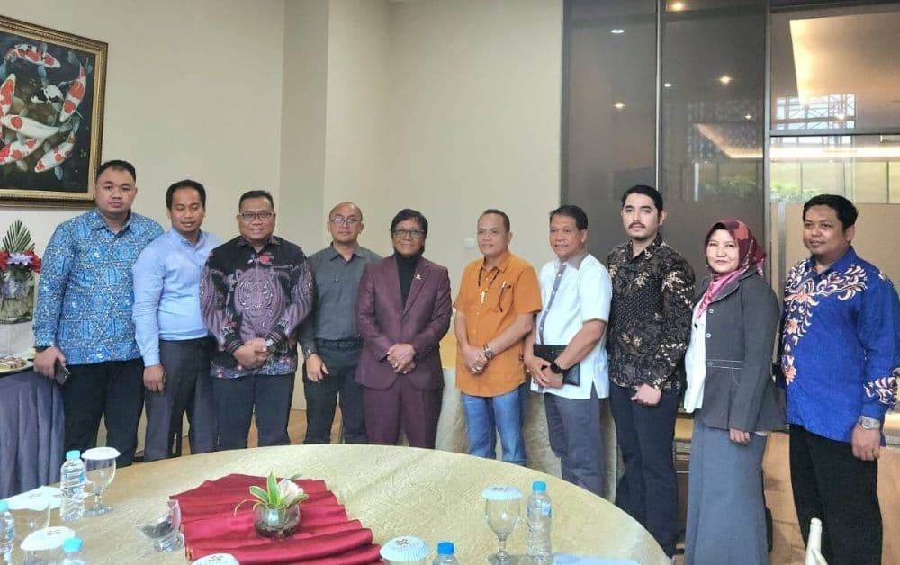 Para calon hakim ad-hoc Pengadilan Hubungan Industrial dari unsur pengusaha berfoto bersama tin panitia seleksi.