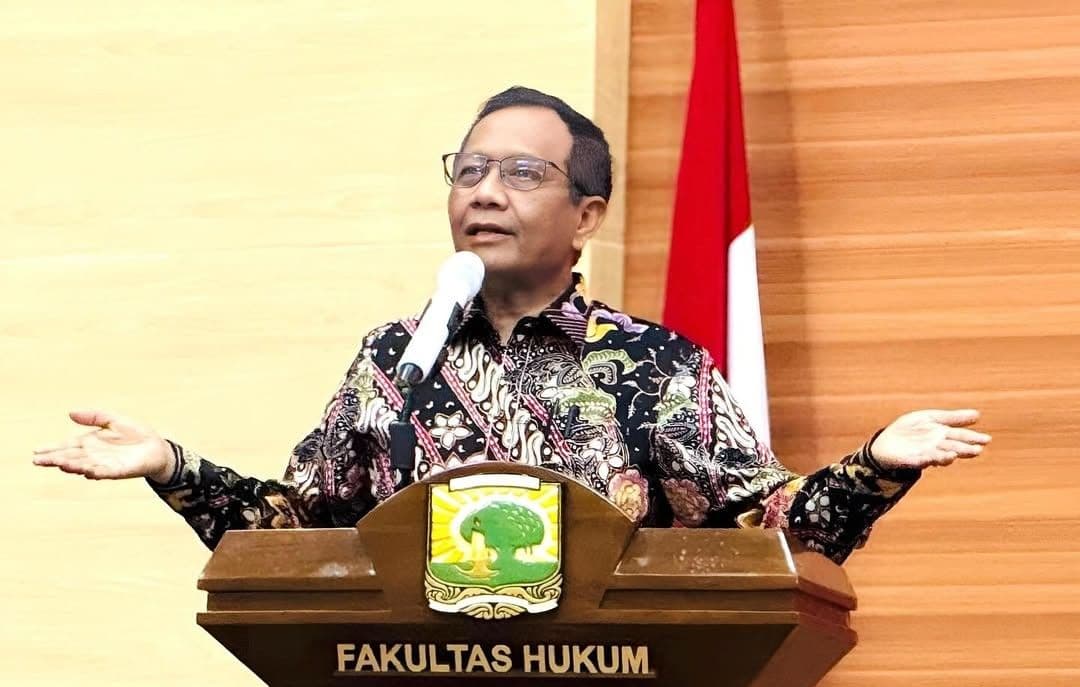 Mahfud MD dalam seminar nasional di FH Universitas Andalas yang membahas topik “Putusan MK No 1". Kritik Menkeu Purbaya soal BLBI. (IG @mohmahfudmd)