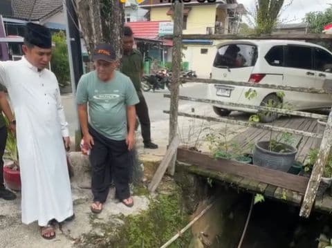 Wali Kota Balikpapan Rahmad Mas’ud meninjau lokasi banjir dan menemukan banyak sampah yang menyumbat parit. (IG@rrahmad masud)