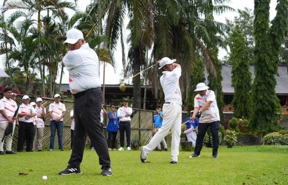 Gubernur Kaltim, Rudy Mas'ud, membuka Turnamen Golf HUT Kabupaten Kutai Timur, Minggu, 26 Oktober 2025. (Adpimprov/Ahmad Riyandi)