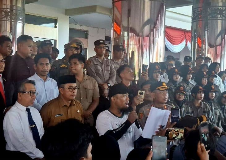 Bupati Kutai Timur Ardiansyah Sulaiman (paling kiri bawah) mendengarkan aspirasi masyarakat. (Prokom Kutim)