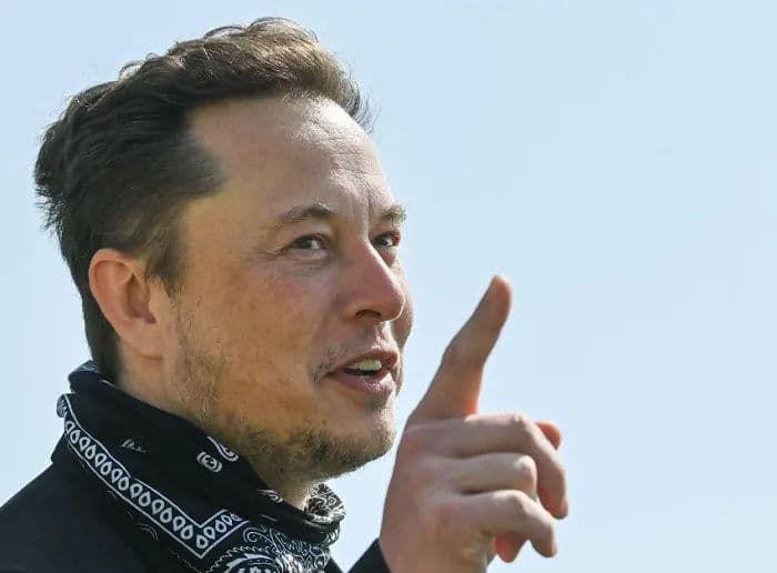 Elon Musk Prediksi Ponsel Pintar Akan Punah dalam Enam Tahun