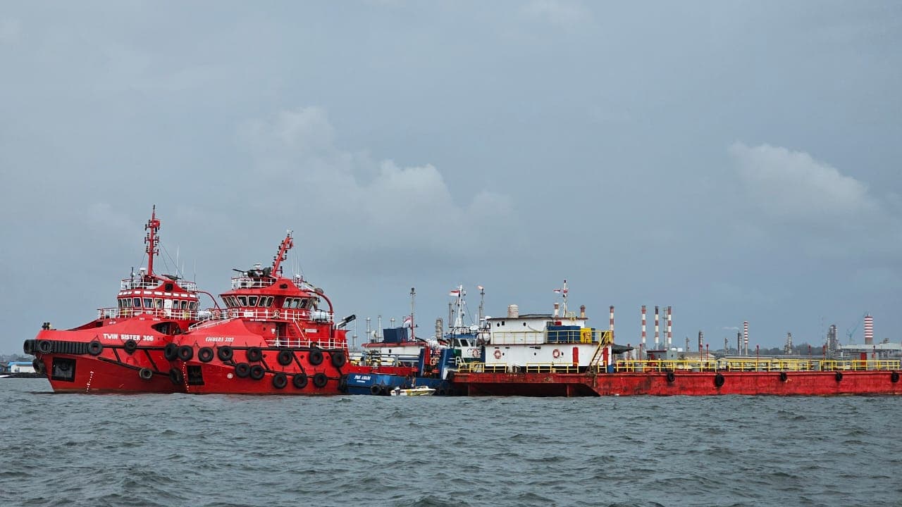 Sejumlah kapal tanker merapat di Teluk Balikpapan. Pemprov Kaltim mencatat 5 negara dengan investasi terbesar sepanjang tahun 2025. Singapura jawaranya.