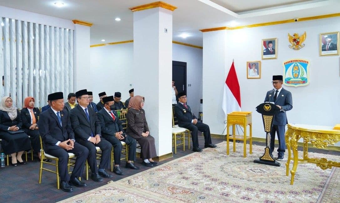 Wali Kota Balikpapan Rahmad Mas'ud ketika memberikan arahan dalam pelantikan Pj Sekda dan Direktur Teknik Perumda Tirta Manuntung Balikpapan, di Balai Kota pada Rabu 23 Desember 2025