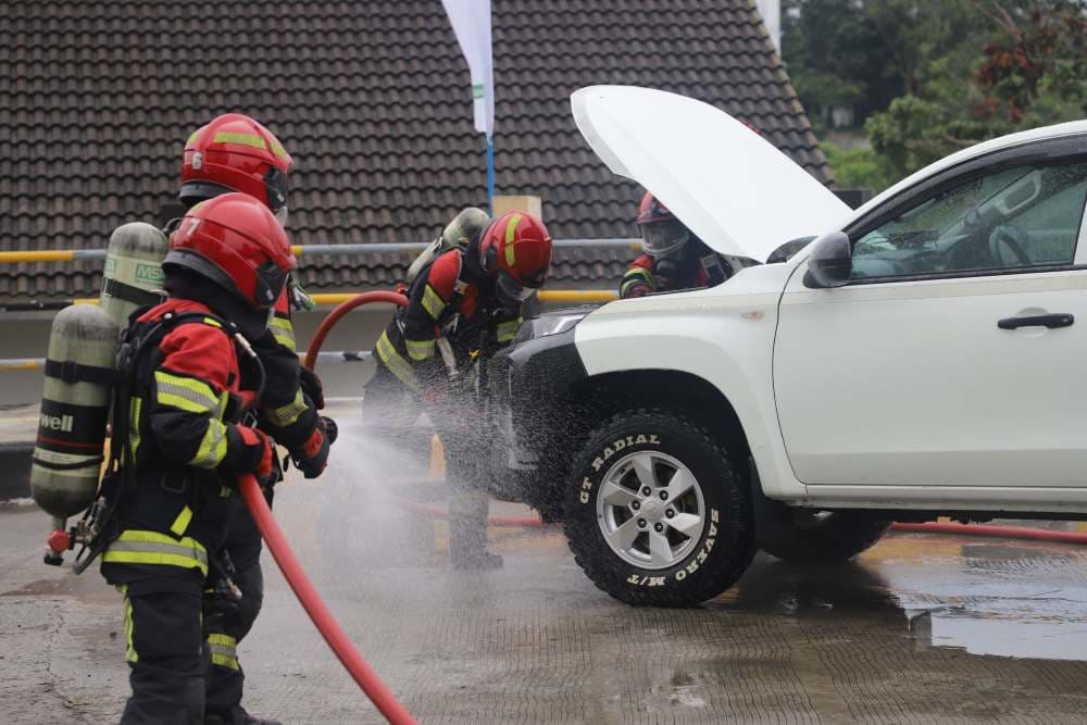 Simulasi penanganan kecelakaan kerja dalam peringatan Bulan K3 di Balikpapan, Sabtu, 1 Februari 2026. (Foto: Kaltimprov)