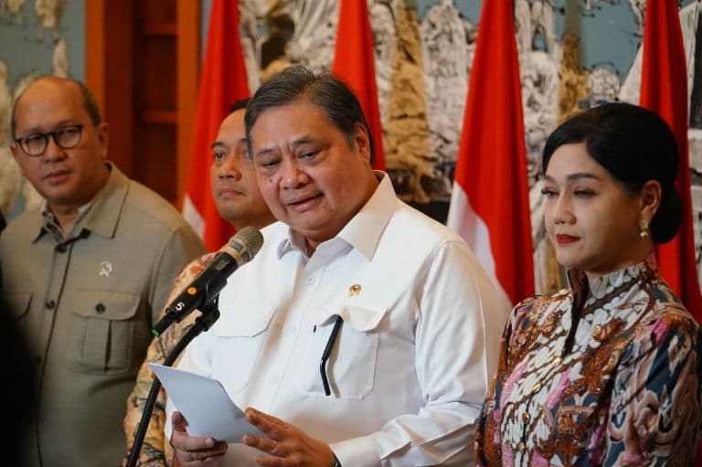 Menko Perekonomian Airlangga Hartarto menyampaikan langkah pemerintah atasi penurunan bursa saham. (Foto: Ekonomi)