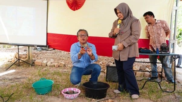 Edukasi simulasi penanganan kepiting kepada masyarakat Desa Tanjung Seloka. Kegiatan ini merupakan bagian dari pelatihan teknis budidaya untuk meningkatkan nilai jual. (Foto: PLN UID KLT)