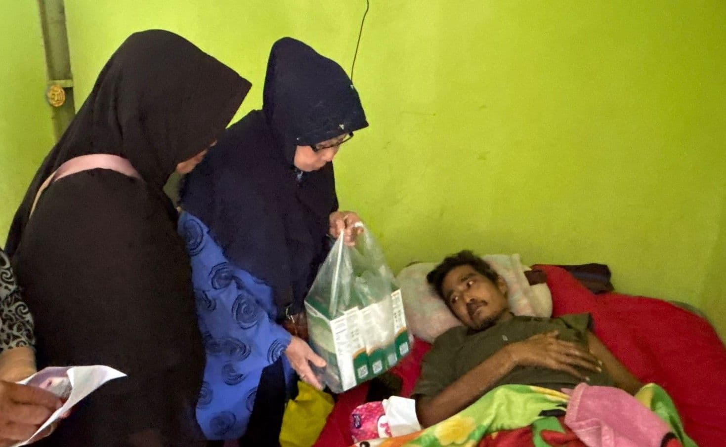Terima Bantuan YKI Balikpapan, Iskandar Tak Kuasa Menahan Haru