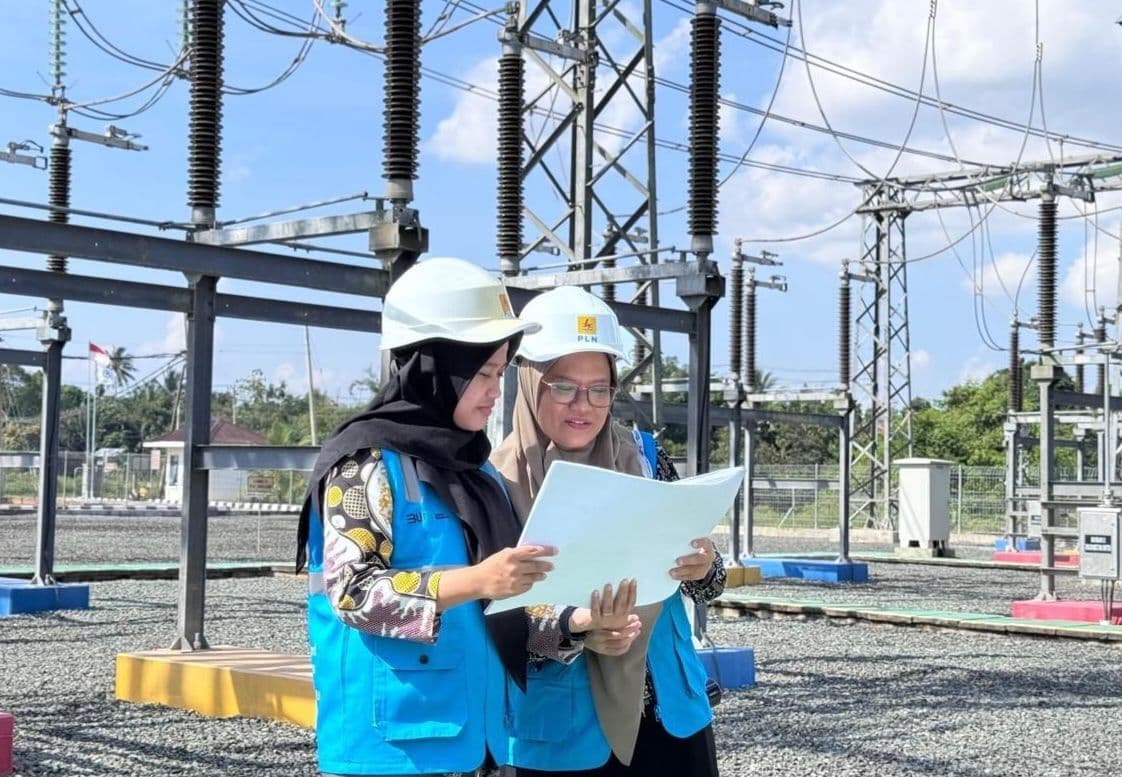 Srikandi PLN Terangi Pelosok Kalimantan, Hadirkan Listrik hingga Wilayah 3T