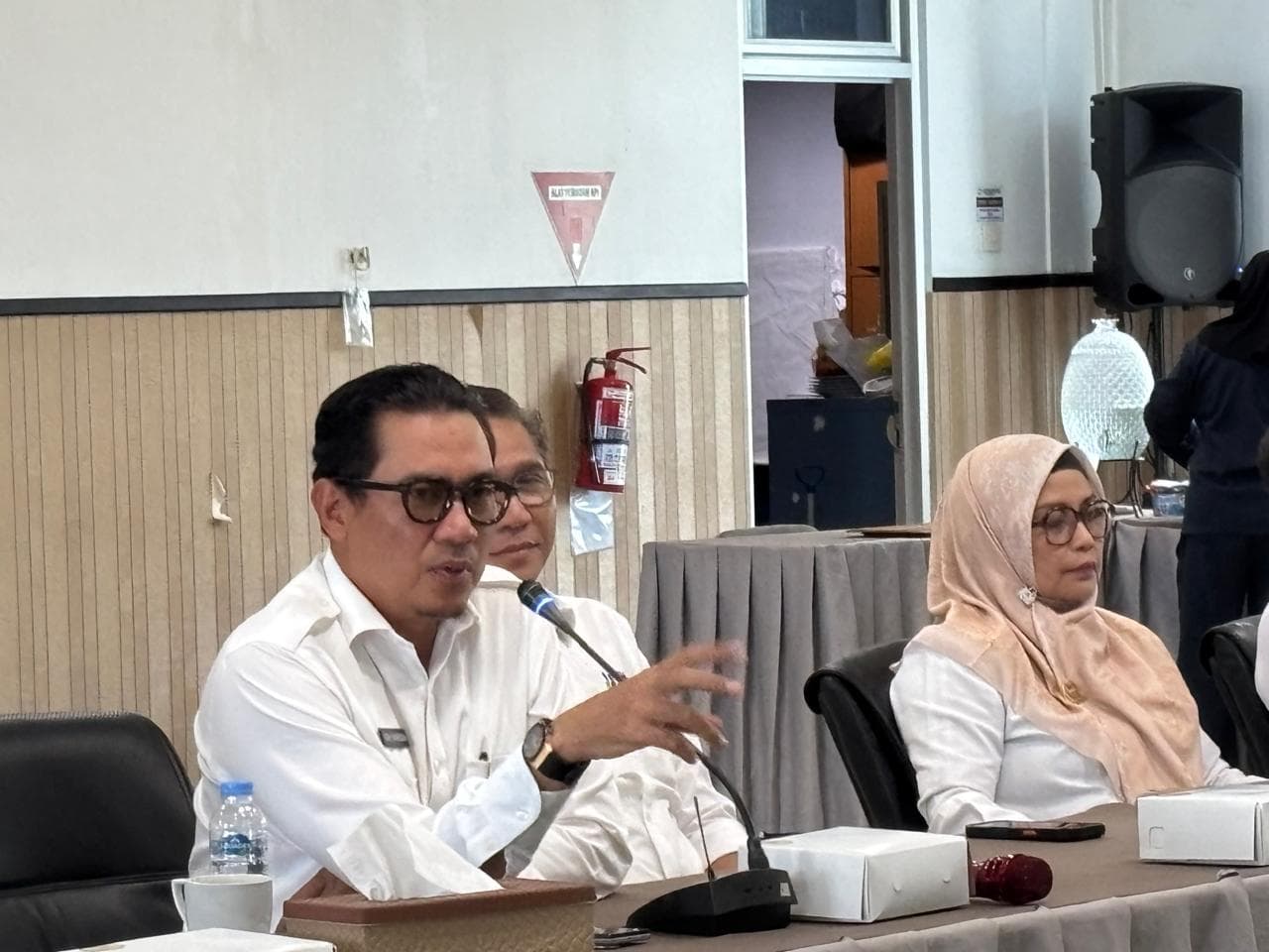 Direktur Utama Perumda Tirta Manuntung Balikpapan (PTMB) Saharuddin bersama jajaran direksi menjelaskan upaya mitigasi menghadapi dampak El Nino.