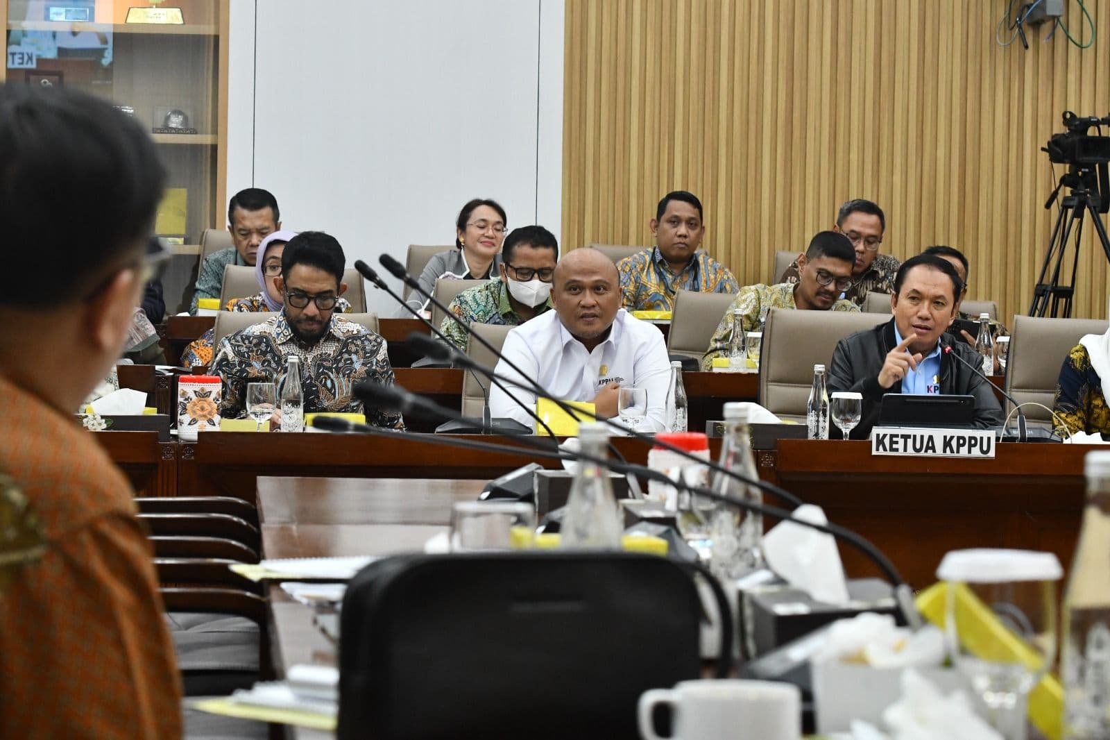 Rapat pimpinan KPPU dengan DPRRI membahas penggunaan artifisial intelijen dan algoritma di loka pasar atau e-commerce.