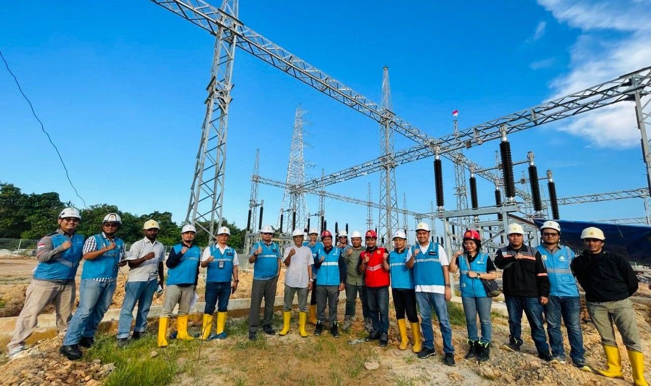 General Manager PLN UIP KLT, Dewanto beserta jajaran berfoto bersama usai tinjau proyek pembangunan Gardu Induk (GI) 150 kV Bontang Lestari.
