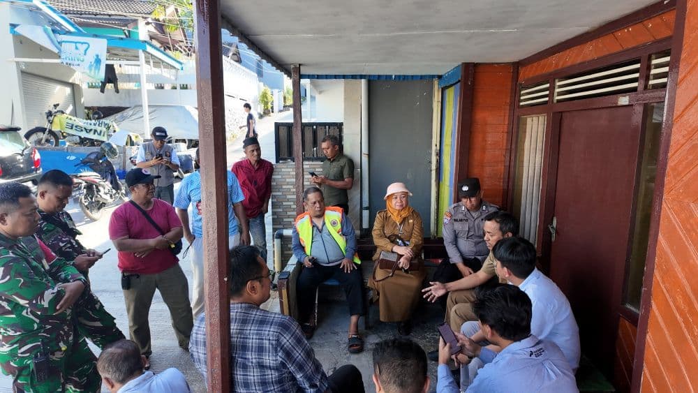 Manajemen Pertamina bersama sejumlah otoritas terkait mendatangi rumah-rumah warga terdampak debu.