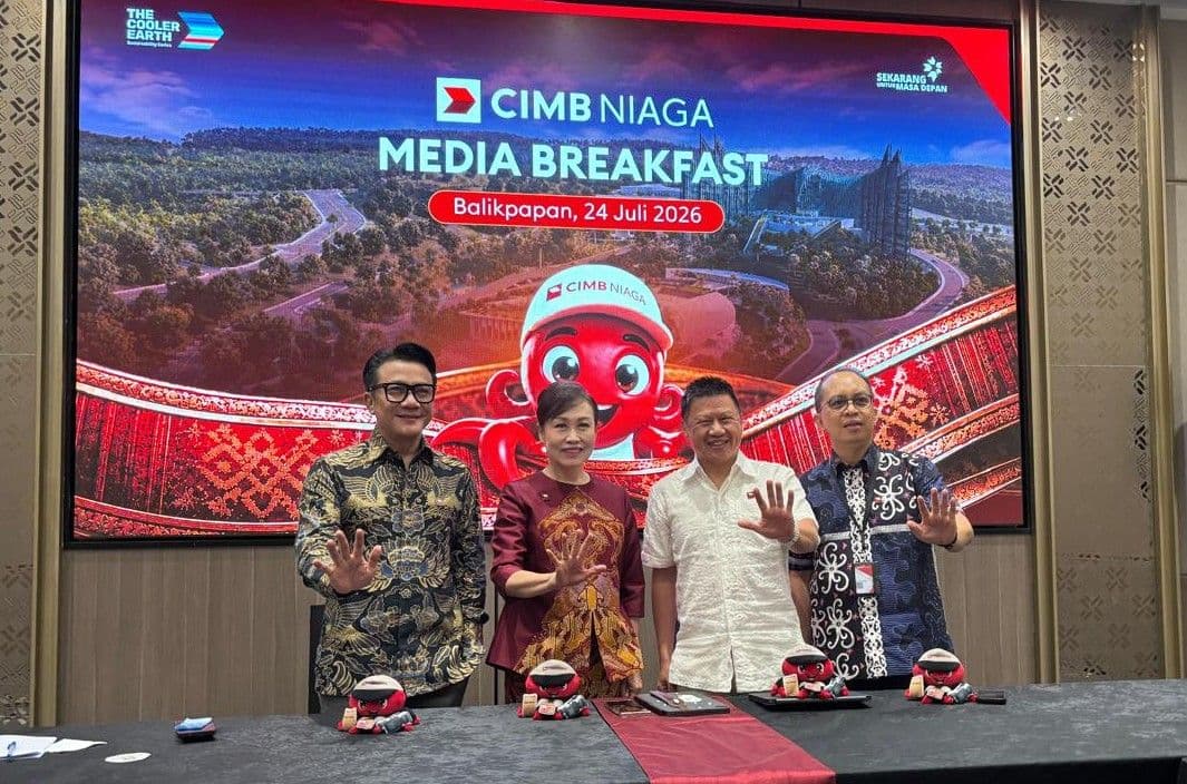 Presiden Direktur CIMB
Niaga Finance Ristiawan Suherman, Presiden Direktur dan CEO CIMB Niaga Lani Darmawan, Direktur Network & Digital Banking CIMB Niaga Budiman Tanjung1,
Head of Region Kalimantan dan Sulawesi CIMB Niaga Ahmad S. Ilham (dari Kiri ke kanan)