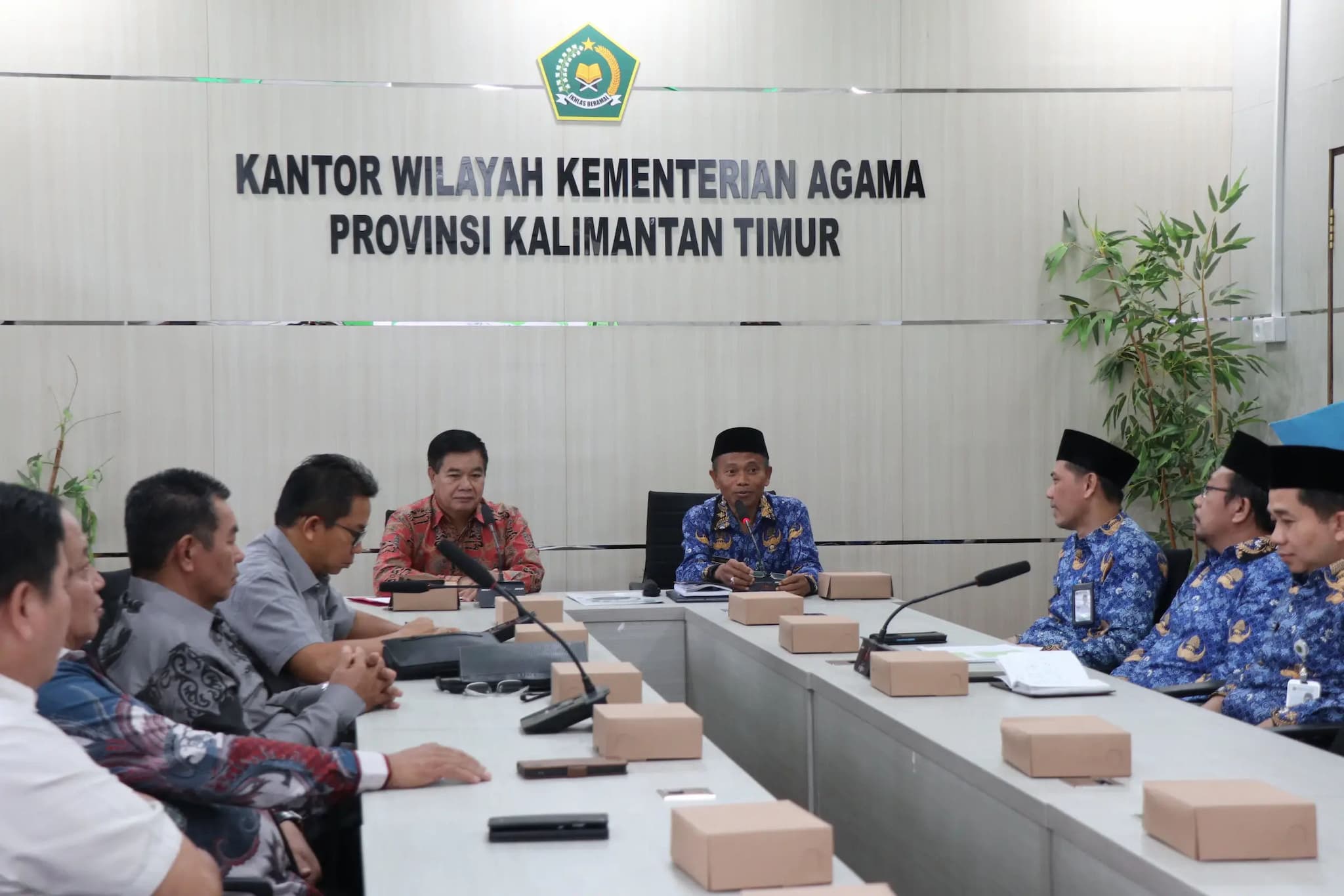 DPRD Kutai Barat bersama Kanwil Kemenag Kaltim membahas kekurangan 49 guru Pendidikan Agama Islam dan Katolik.
