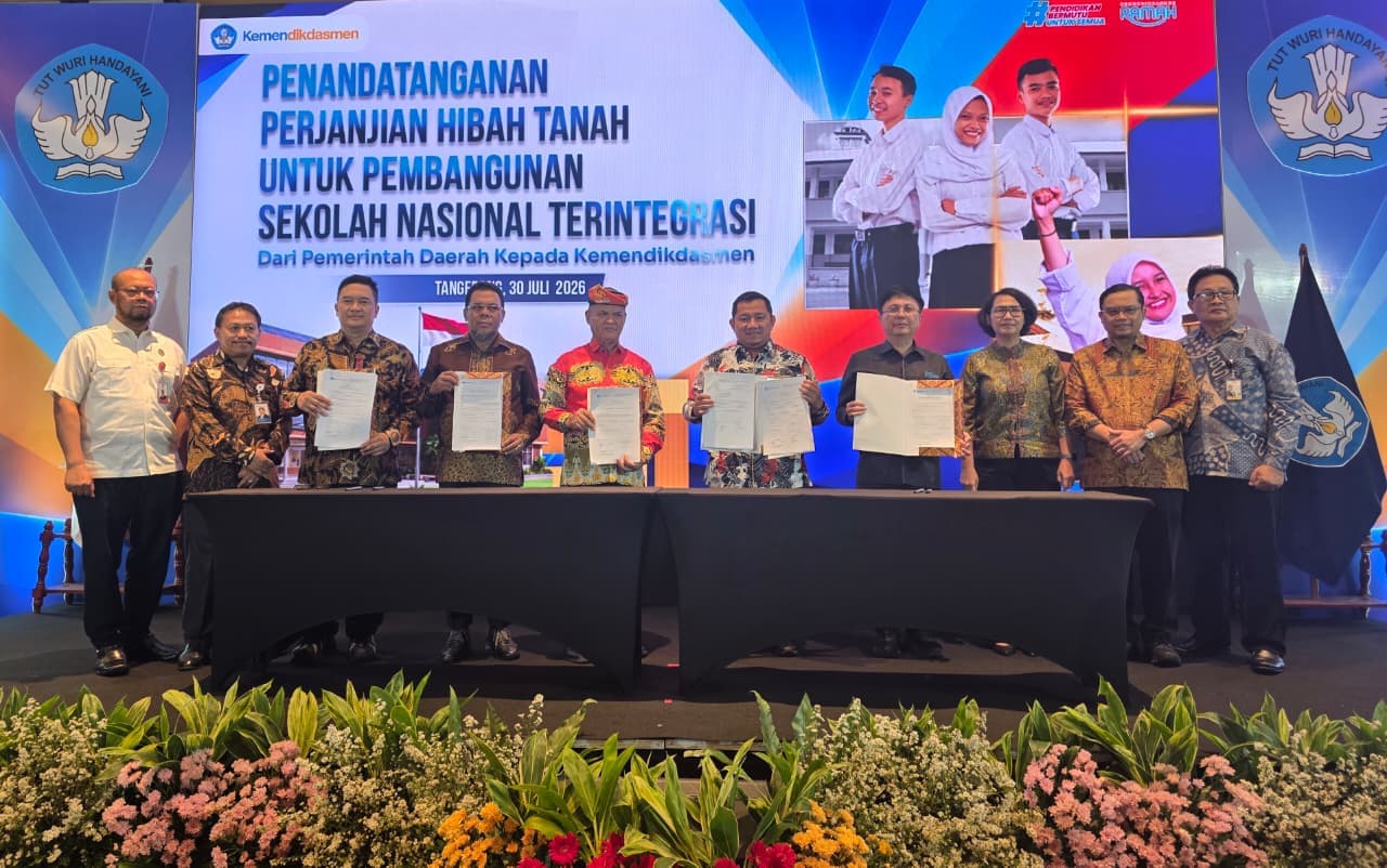 Bupati PPU Mudyat Noor bersama sejumlah kepala daerah menandatangani BAST lahan bersama Kemendikdasmen.