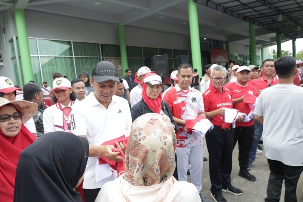 Pemprov Kaltim membagikan sekitar 4.047 bendera Merah Putih di GOR Kadrie Oening Samarinda untuk menyemarakkan HUT ke-81 Kemerdekaan RI, Minggu (9/8/2026).