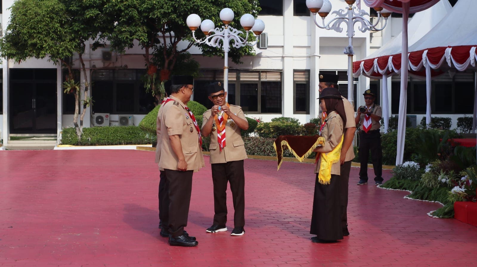Tanda Penghargaan Pancawarsa kepada 31 anggota Kwartir Cabang Kota Balikpapan