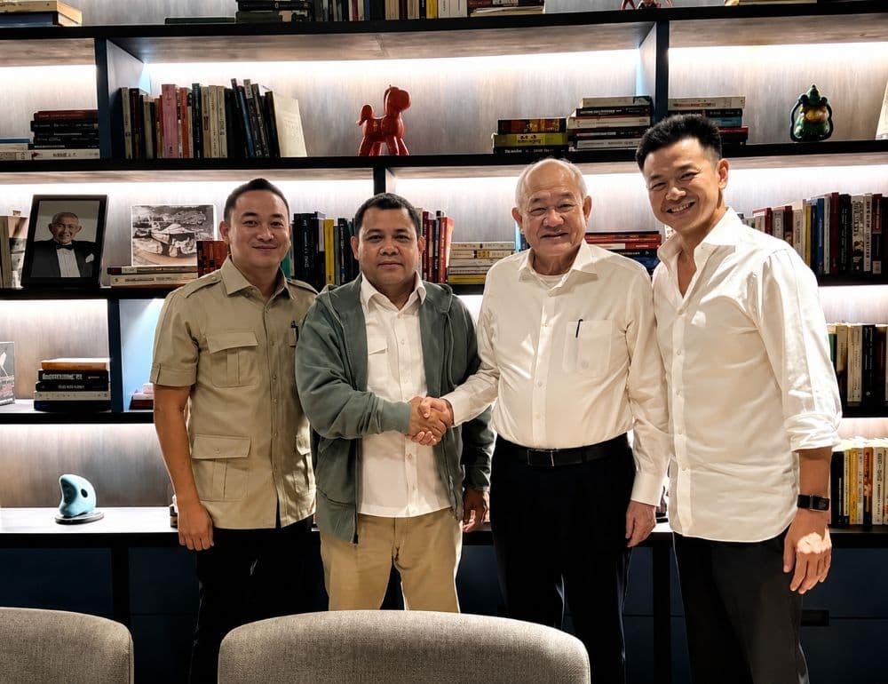 Pemilik Jhonlin Group, Haji Isam berjabat tangan dengan pemegang saham terbesar PT Bayan Resources Tbk, Low Tuk Kwong.