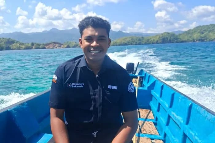 Terjang Ombak, Mantri BRI Layani Perbankan Warga di Kepulauan Maluku Utara