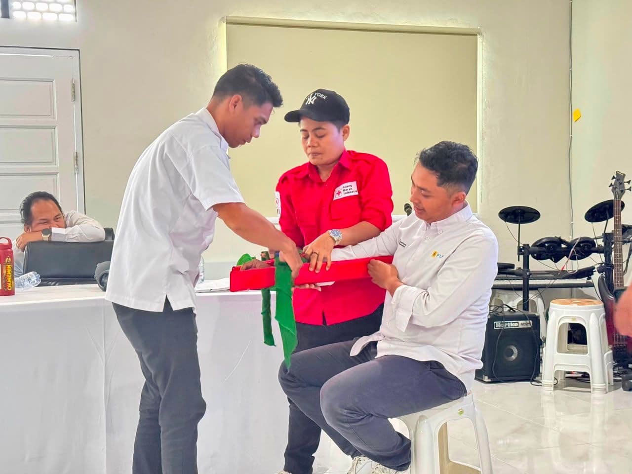 Instruktur dari PMI Kabupaten Berau mendampingi peserta dalam praktik penanganan cedera melalui teknik pembalutan sebagai bagian dari materi pertolongan pertama pada kecelakaan (P3K)