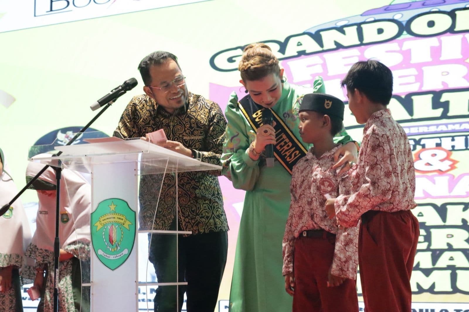 Gubernur Kaltim Rudy Mas'ud dan Bunda Literasi Syarifah Suraidah membuka Festival Literasi di Samarinda, Minggu (30/8/2026).