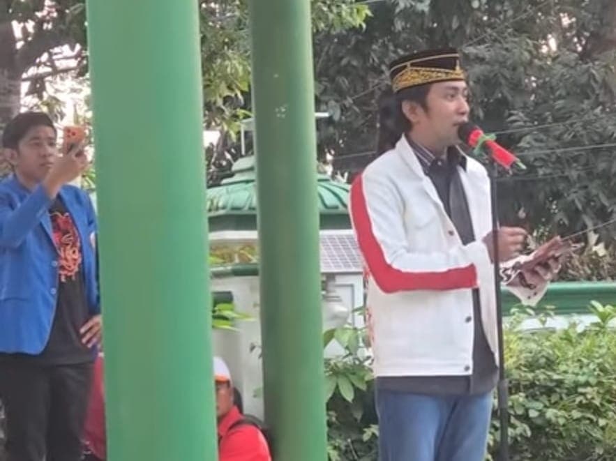 Mantan Bupati PPU Abdul Gafur Mas'ud berpidato di depan pendukungnya setelah bebas, senin 31 Agustus 2026.