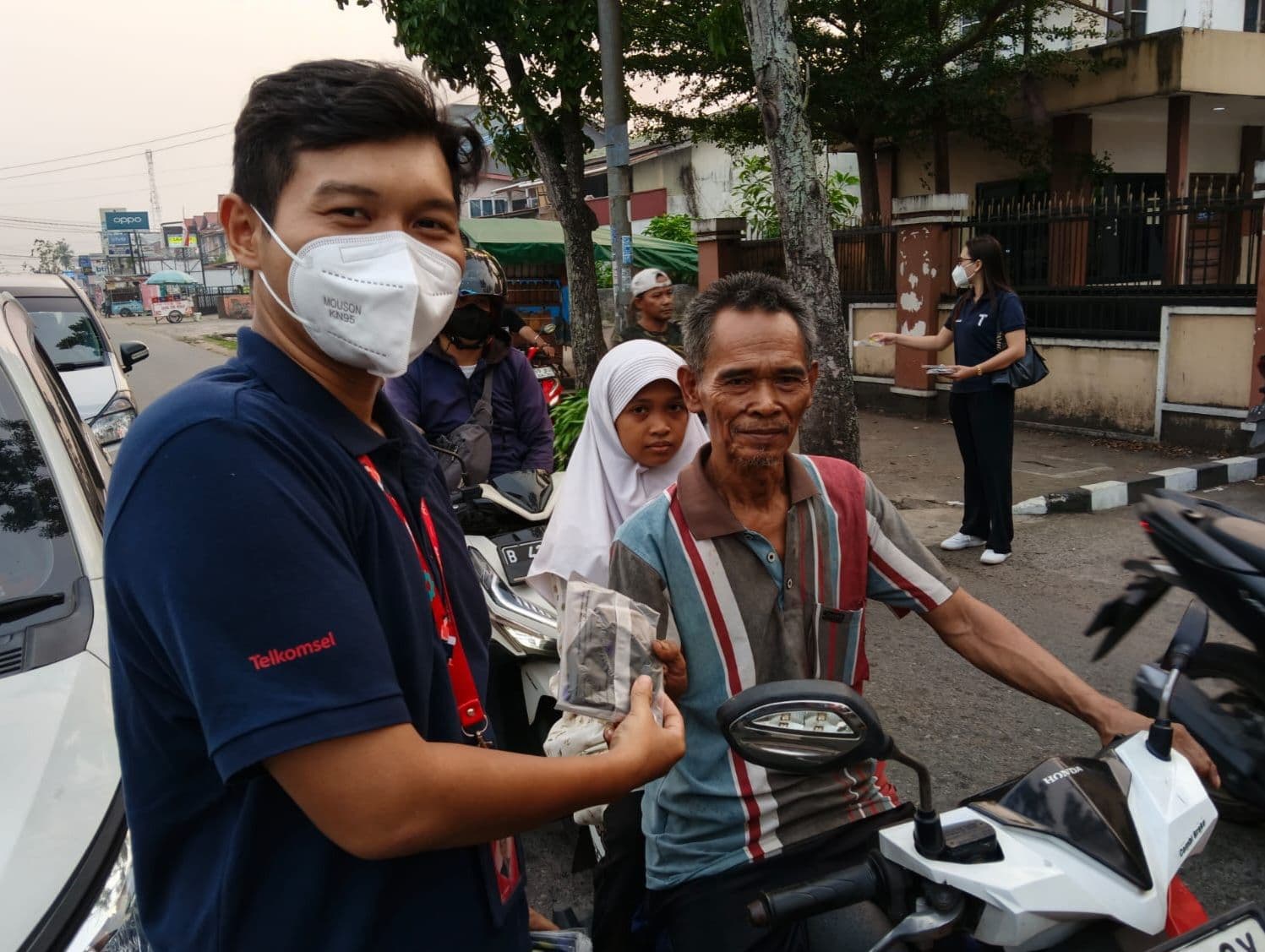 Kabut Asap Melanda Kalimantan, Telkomsel Bagikan Masker ke Pelanggan
