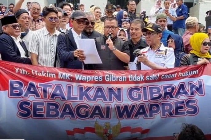 Denny Indrayana, Rfely Harun dan sejumlah tokoh di depan gedung Mahkamah Konstitusi, Kamis 10 September 2026.