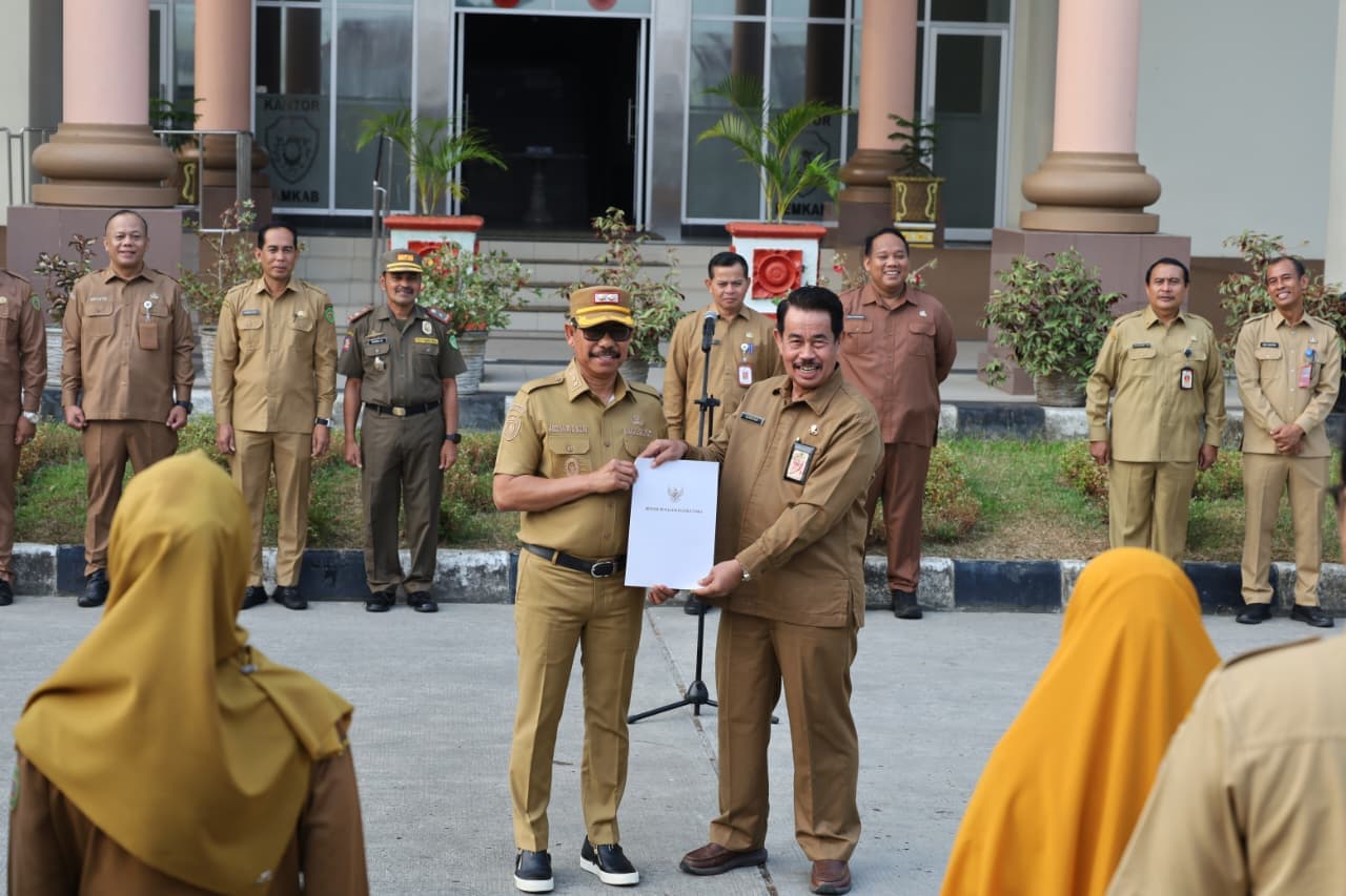 Wakil Bupati PPU Abdul Waris Muin menyerahkan SK purna tugas kepada Alimuddin sebagai penghargaan atas dedikasinya sebagai ASN